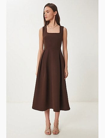 Precioso vestido midi de estambul con cuello cuadrado, corte a y cierre de cremallera istanbul
