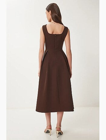 Precioso vestido midi de estambul con cuello cuadrado, corte a y cierre de cremallera istanbul