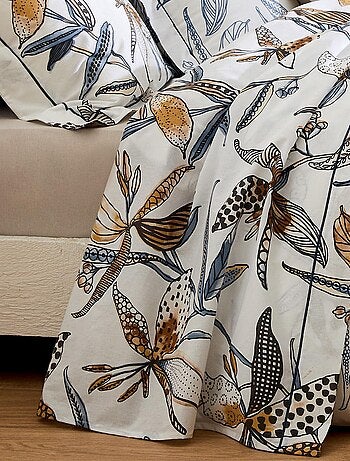 Sábana plana con flores exuberantes