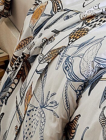 Sábana plana con flores exuberantes