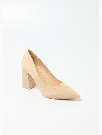 Salón de tacón alto con acabado ancho de ante