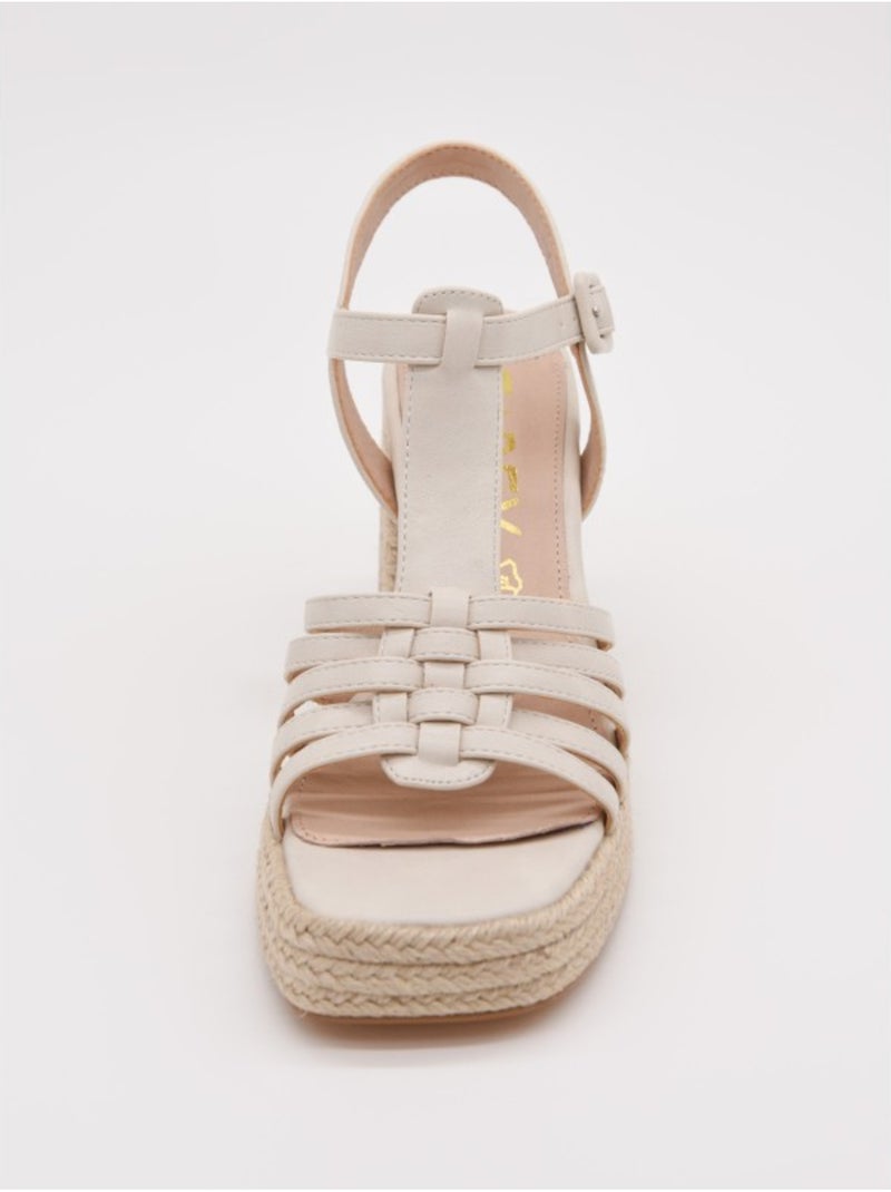 Sandalia Casual Sintetico Montevita Beige - Kiabi
