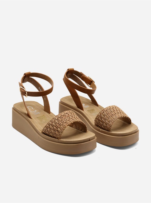 Sandalia con cuña y tira ancha trenzada - Kiabi Sandalia con cuña y tira ancha trenzada - Kiabi