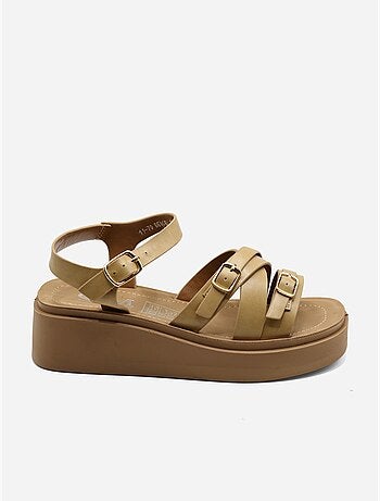 Sandalia con cuña y tiras múltiples