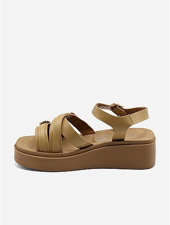 Sandalia con cuña y tiras múltiples