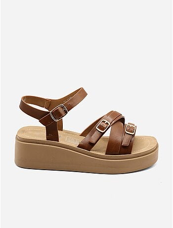Sandalia con cuña y tiras múltiples