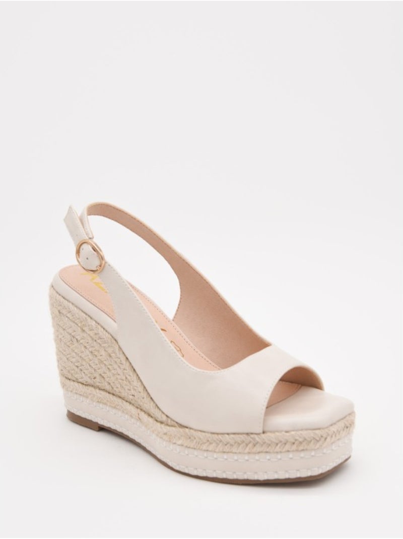 Sandalia Cuña Sintetico Montevita Beige - Kiabi