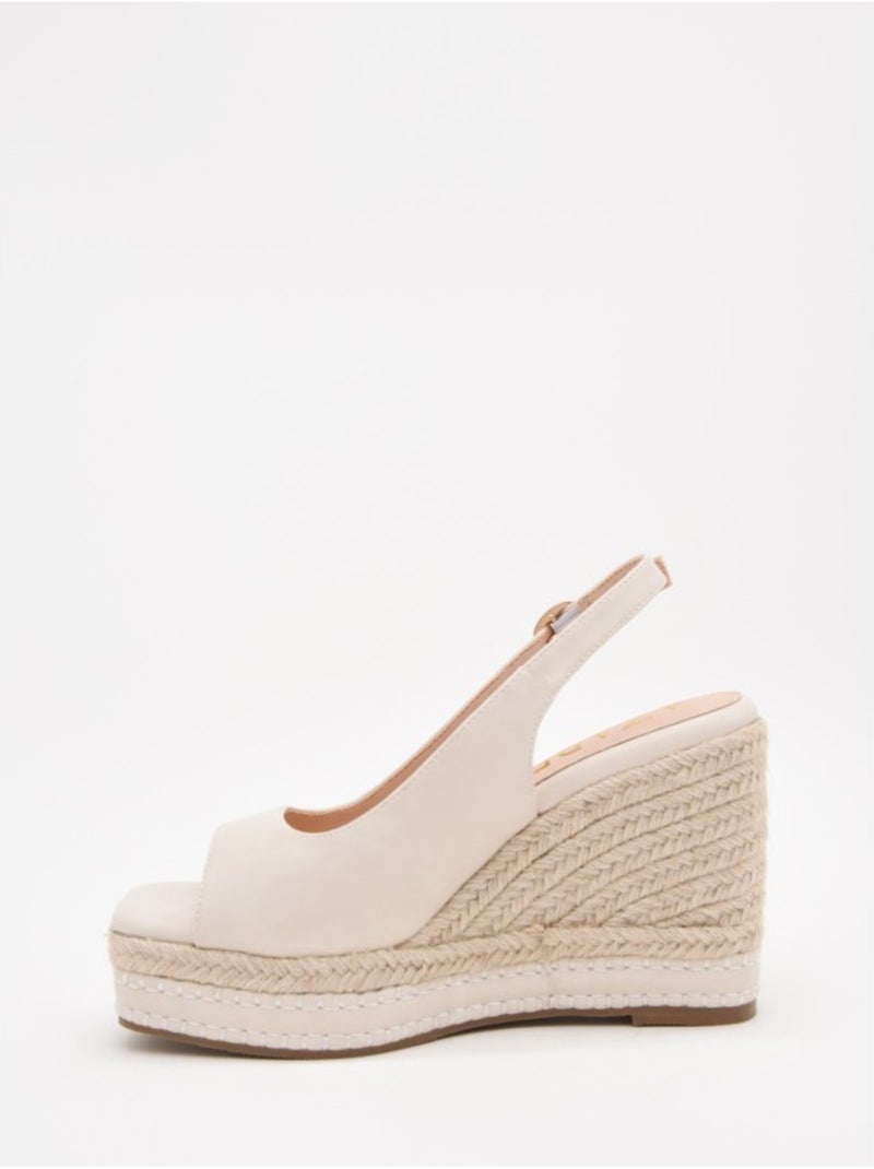 Sandalia Cuña Sintetico Montevita Beige - Kiabi