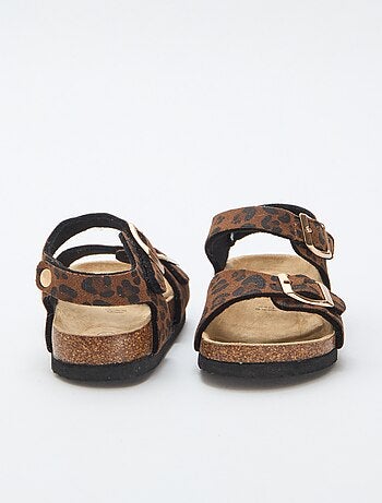 Sandalia estampada de leopardo con correas