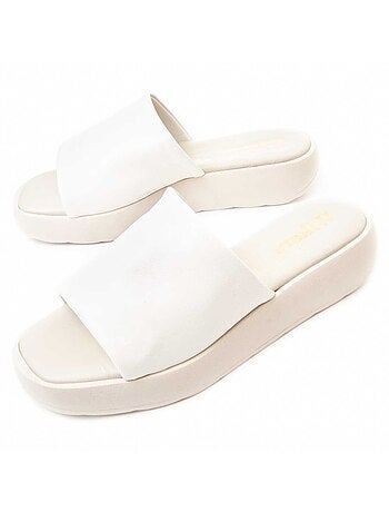 Sandalia plano cuero wikers