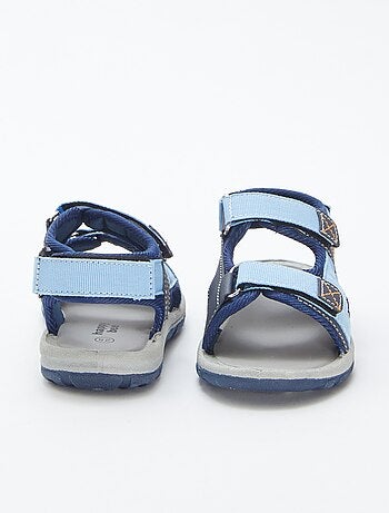 Sandalias abiertas con velcros