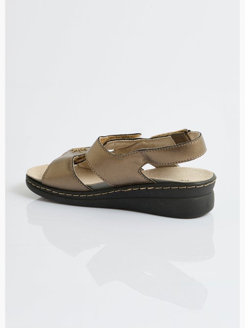 Sandalias anchas de piel bordadas - Afibel - Kiabi