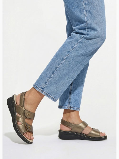 Sandalias anchas de piel bordadas - Afibel - Kiabi