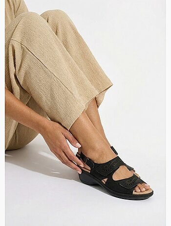 Sandalias anchas de piel con tiras de velcro. - Afibel