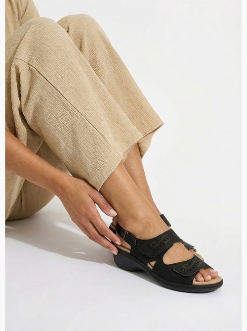 Sandalias anchas de piel con tiras de velcro. - Afibel - Kiabi