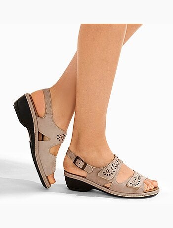 Sandalias anchas de piel con tiras de velcro. - Afibel