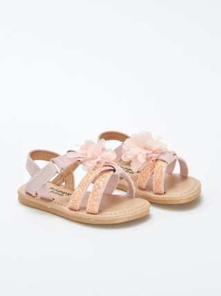 Sandalias brillantes con flor de tela