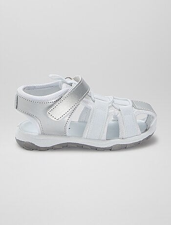 Sandalias cerradas con velcro