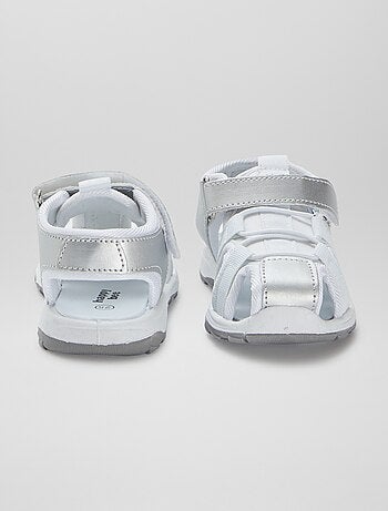 Sandalias cerradas con velcro