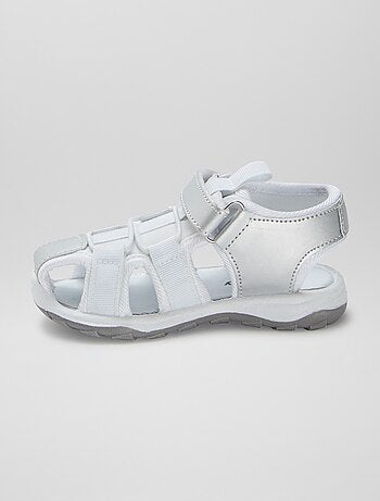 Sandalias cerradas con velcro