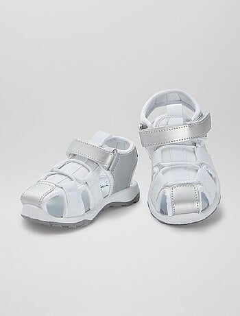 Sandalias cerradas con velcro