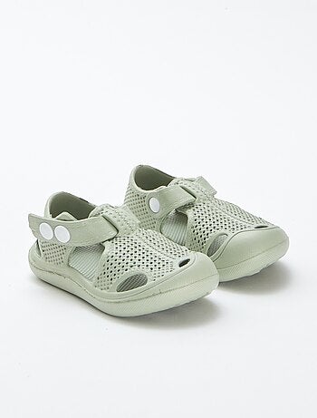 Sandalias cerradas de plástico moldeado