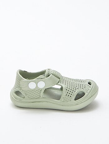 Sandalias cerradas de plástico moldeado