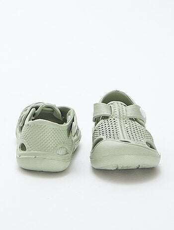 Sandalias cerradas de plástico moldeado