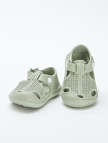 Sandalias cerradas de plástico moldeado