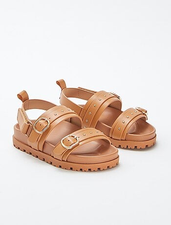 Sandalias con detalles con tachuelas en las tiras