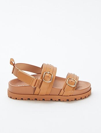 Sandalias con detalles con tachuelas en las tiras