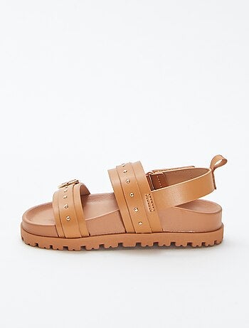 Sandalias con detalles con tachuelas en las tiras