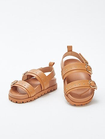 Sandalias con detalles con tachuelas en las tiras