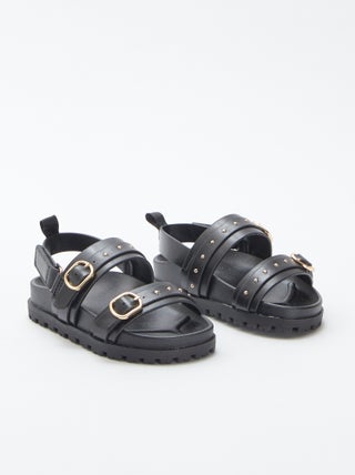 Sandalias con detalles con tachuelas en las tiras