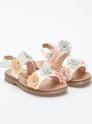 Sandalias con detalles de flores en relieve