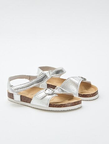 Sandalias con hebilla redonda