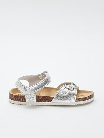 Sandalias con hebilla redonda