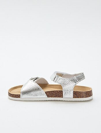 Sandalias con hebilla redonda