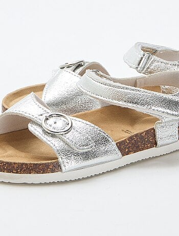 Sandalias con hebilla redonda