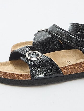 Sandalias con hebilla redonda