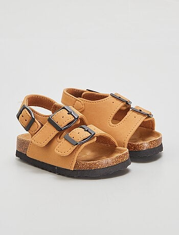 Sandalias con hebillas