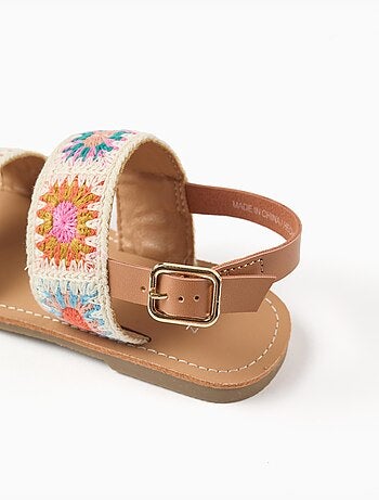 Sandalias con motivo floral de ganchillo