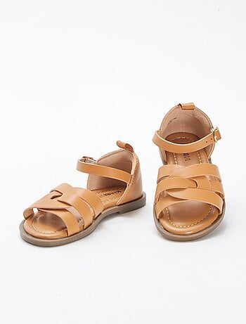 Sandalias con múltiples tiras talón cerrado