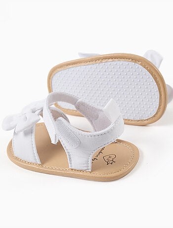 Sandalias con puntera abierta y lazo decorativo