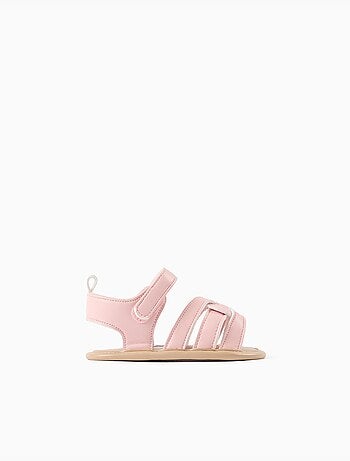 Sandalias con puntera abierta y tiras cruzadas