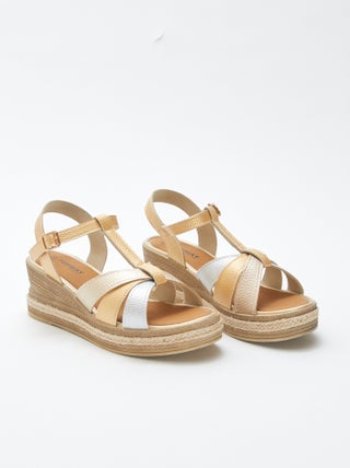 Sandalias con suela de cuña