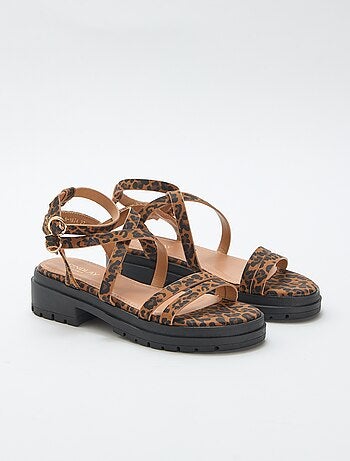 Sandalias con suela dentada y estampado de leopardo