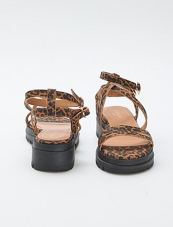 Sandalias con suela dentada y estampado de leopardo
