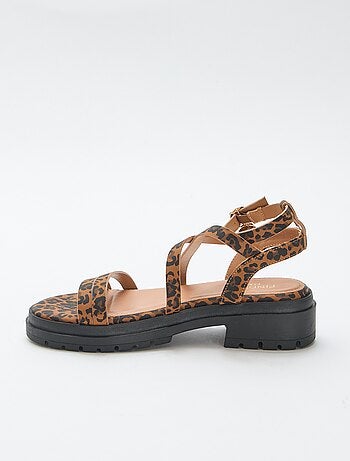 Sandalias con suela dentada y estampado de leopardo