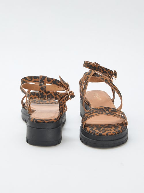Sandalias con suela dentada y estampado de leopardo - Kiabi